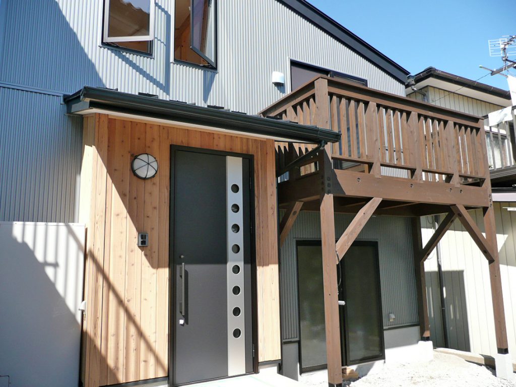 木材と金属が調和する家