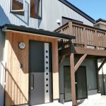 木材と金属が調和する家