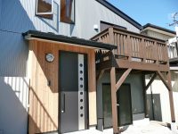 木材と金属が調和する家