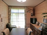 赤松の無垢材が広がる明るい空間へ