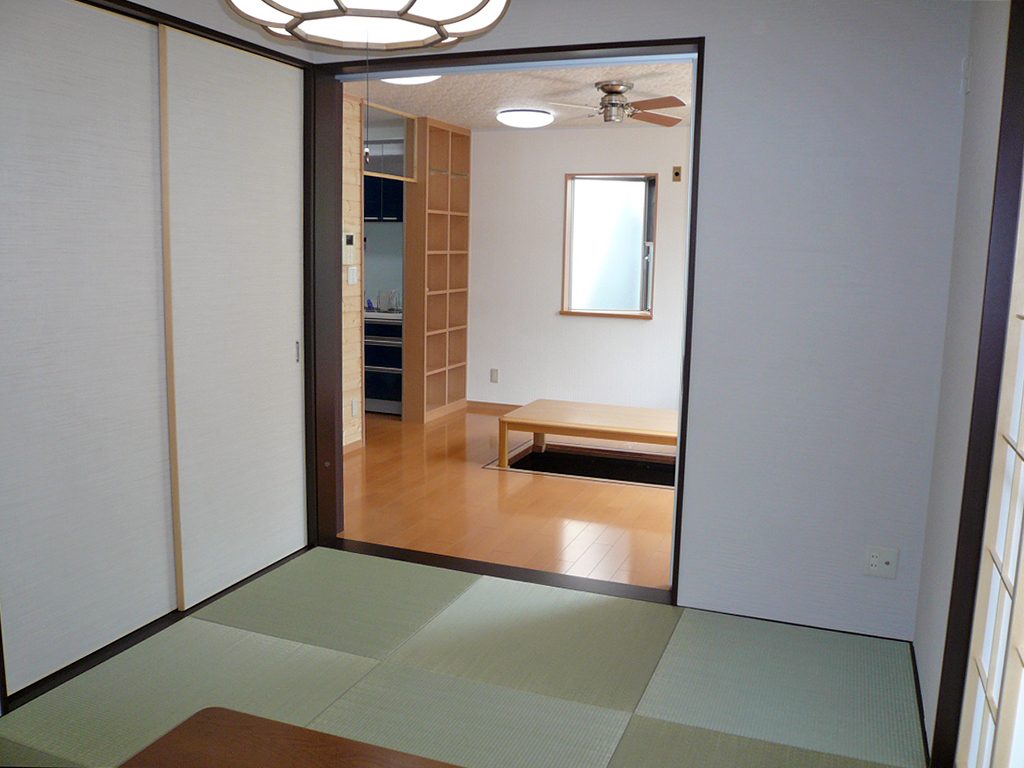 羽目板と半帖畳が印象的な空間