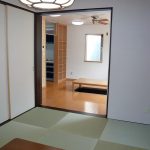 羽目板と半帖畳が印象的な空間