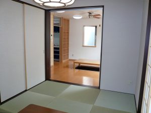 羽目板と半帖畳が印象的な空間