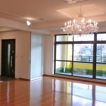 シャンデリアが美しいリビング