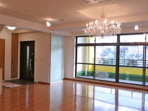 シャンデリアが美しいリビング