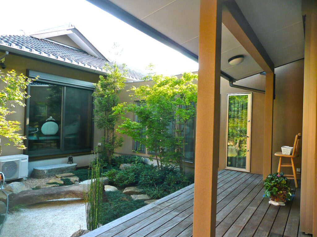 伝統的な庭園が広がる和洋折衷の家