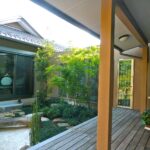 伝統的な庭園が広がる和洋折衷の家