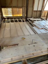 鴻巣市　スケルトン改修　根太組み